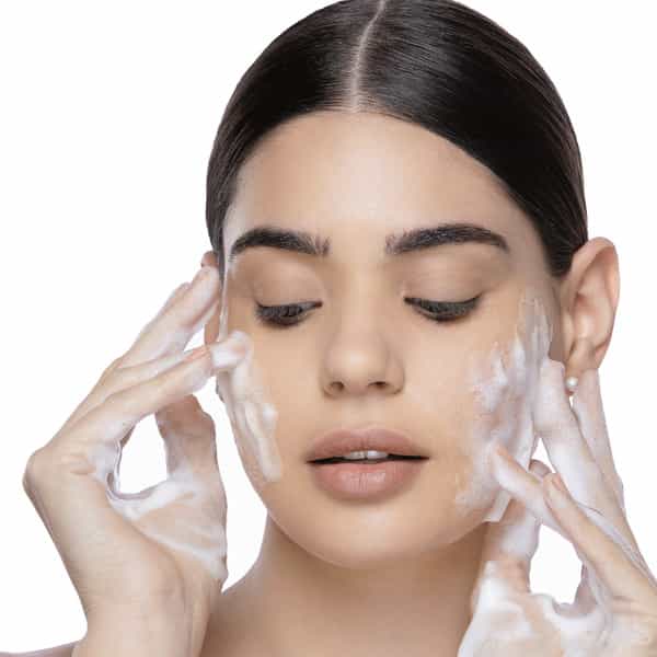 Myglamm Glow Iridescent Brightening Foam Cleanser